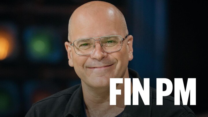 Daniel Grenier sourit à la caméra. 