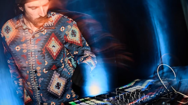 Un DJ surplombe une console.