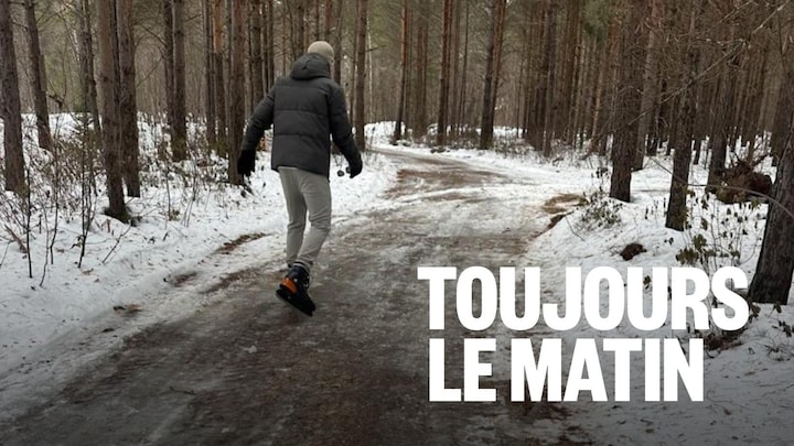 Un homme patine sur un sentier très peu glacé.
