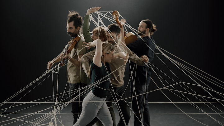 Des danseurs et musiciens sur scène. 