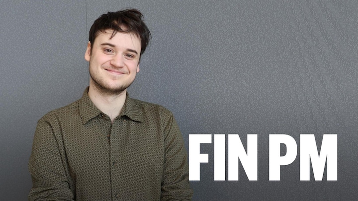 Une personne les bras croisés.