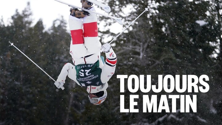 Le skieur se tient la tête à l'envers sous la neige.