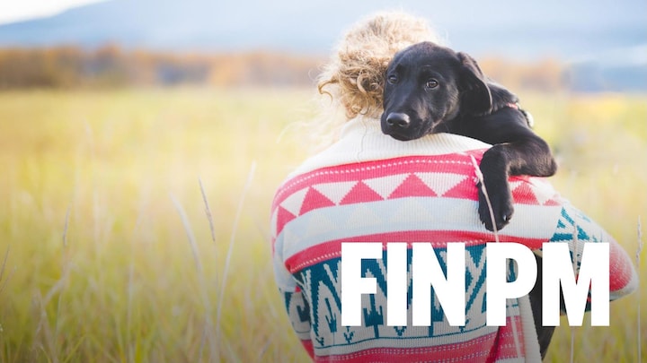 Une personne avec son chien