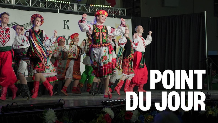 Des danseurs en costume traditionnel ukrainien sur une scène.