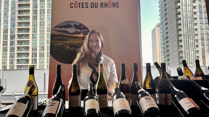 Des vins exposés sur une table.