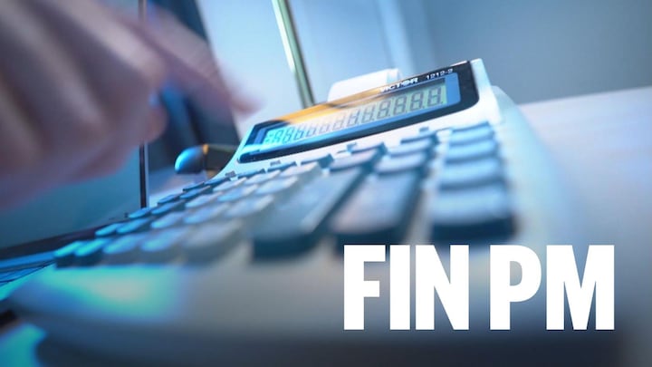 Une main qui utilise une calculatrice.