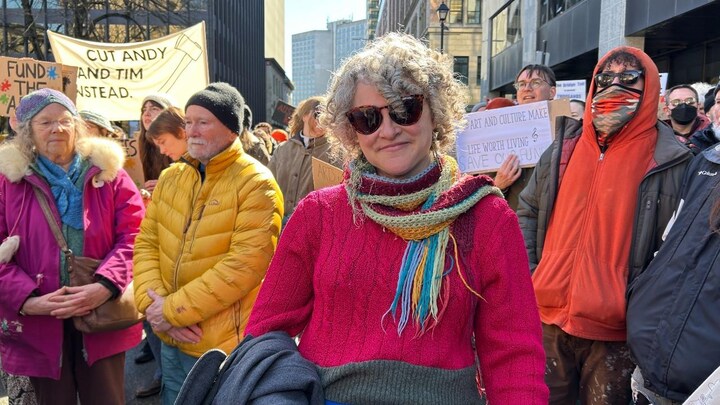 Francine Dulong dans une foule de manifestants.
