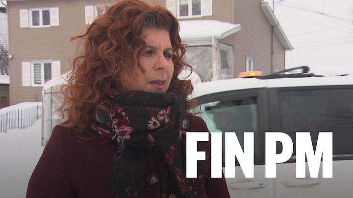 Une personne debout dehors.