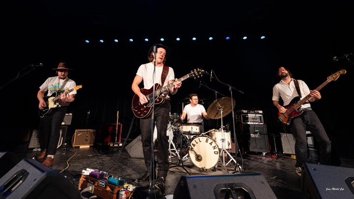 Quatre musiciens en prestation sur scène.