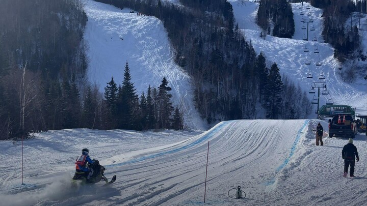 Un coureur sur sa motoneige au départ du parcours.