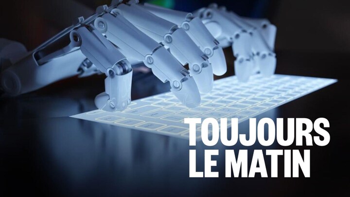 Une image de mains d'un robot qui tapent sur un clavier.