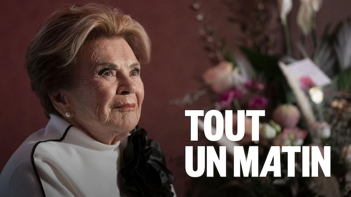 Janette Bertrand regarde vers l'horizon à côté d'un bouquet de fleur.