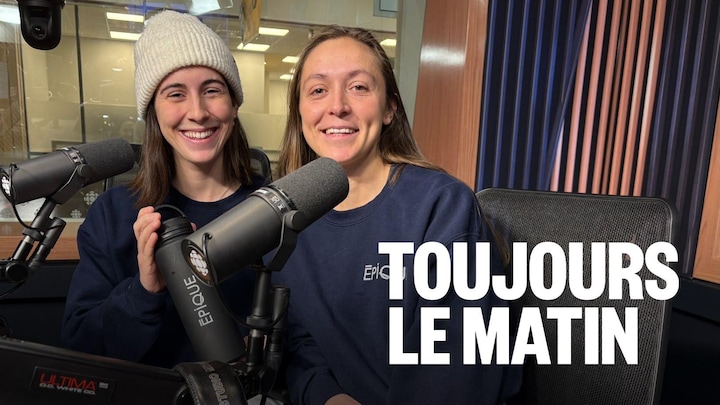 Deux femmes assises l'une à côté de l'autre dans un studio de radio.