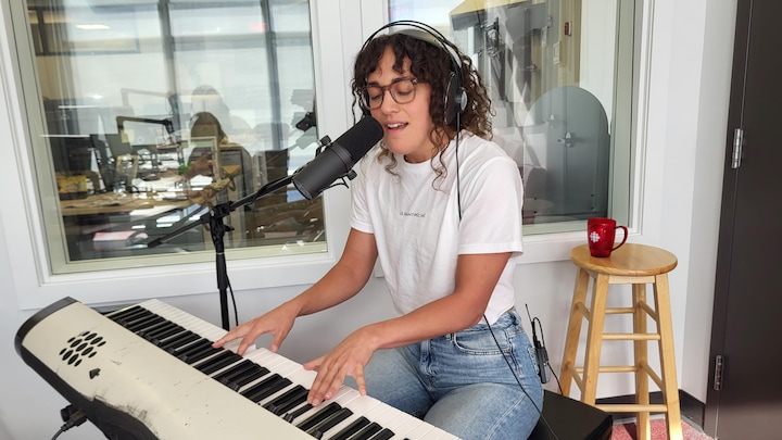 Jeanne Côté devant un clavier en performance.