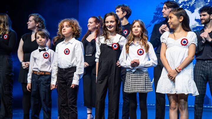 La distribution de la comédie musicale « Les Misérables » sur scène.