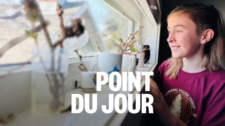 Une jeune personne jette un regard par la fenêtre.