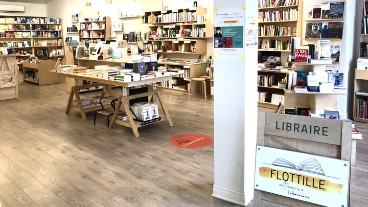 Intérieur d'une librairie aux Îles-de-la-Madeleine. L'ensemble des présentoirs est fait en contreplaqué.