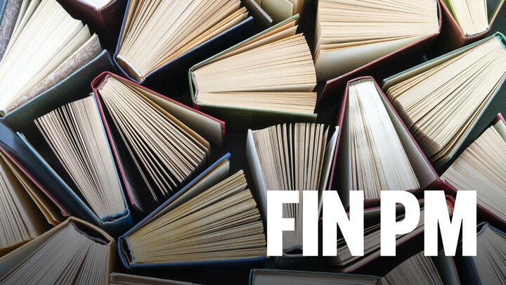 Plusieurs livres debout, les uns à côté des autres.