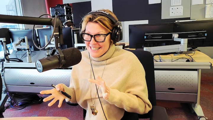 La comédienne et autrice Marie-Chantal Perron dans les studios de Radio-Canada à Matane.