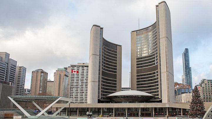 La place Nathan Philipps et l'hôtel de ville de Toronto.