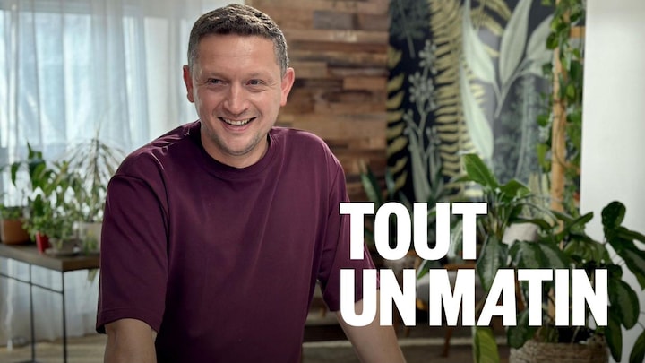 Mirko D'Agata regarde une personne près de lui en souriant.