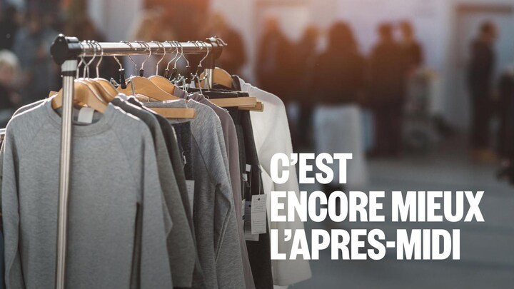 Des vêtements accrochés à des cintres.