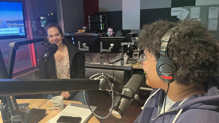 les deux femmes parlent ensemble côte à côte dans une studio radio.