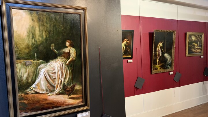 Un enseignant francophone présente sa première exposition d