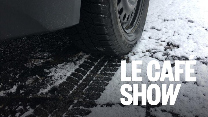 Gros plan d'un pneu de voiture sur une chaussée enneignée. Photo d'archives.