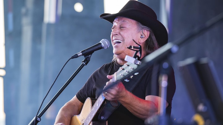Paul Daraîche joue de la guitare sur la scène.