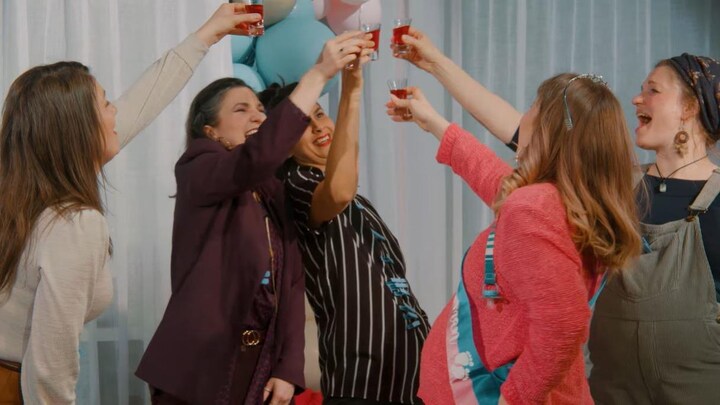 Capture d'écran de la bande-annonce d'une pièce de théâtre où on voit 5 femmes lever leur verre.