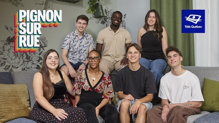 UN groupe de personnes, sept en tout, qui prennent la airs  sur un sofa.