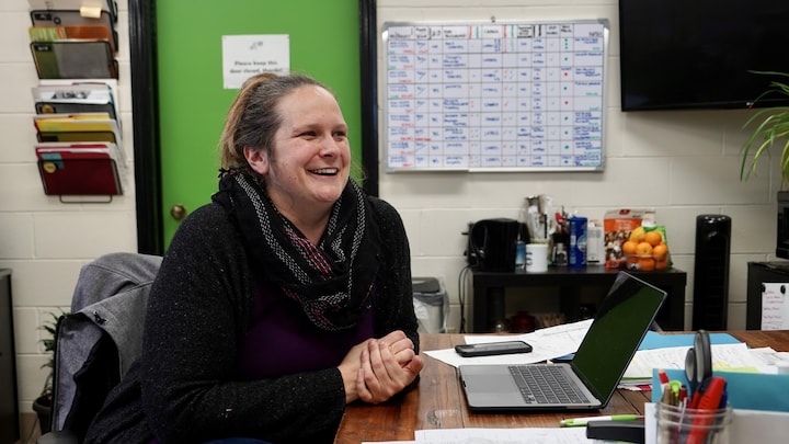 Ghislaine Cormier à son bureau.