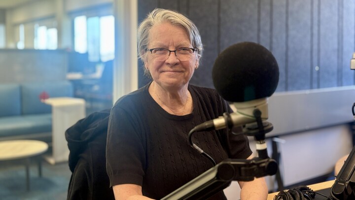Une personne en studio.