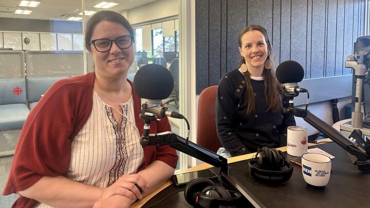 Deux personnes à notre micro.