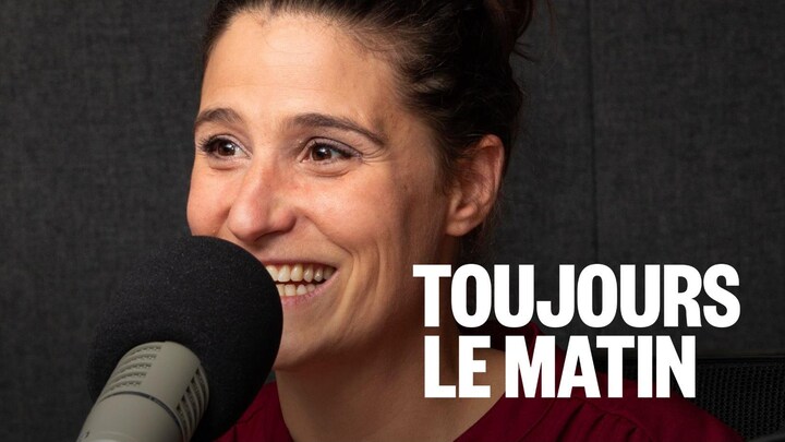 la comédienne Salomé Corbo derrière un micro
