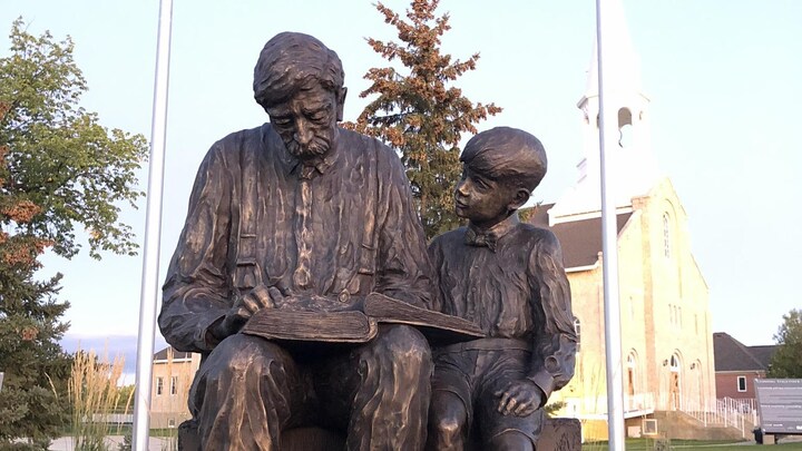 Dévoilement de la statue d'Antoine Vandal et de Raymond Rajotte à Saint ...
