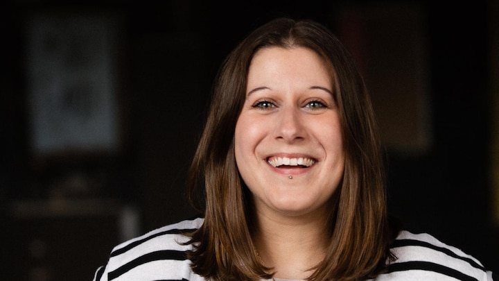 Sophie Gemme sourit, vêtue d'un chandail rayé.
