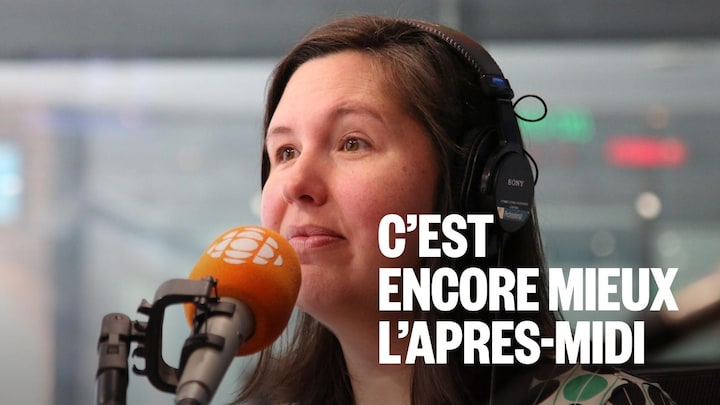 Tanya Beaumont devant un micro Radio-Canada.
