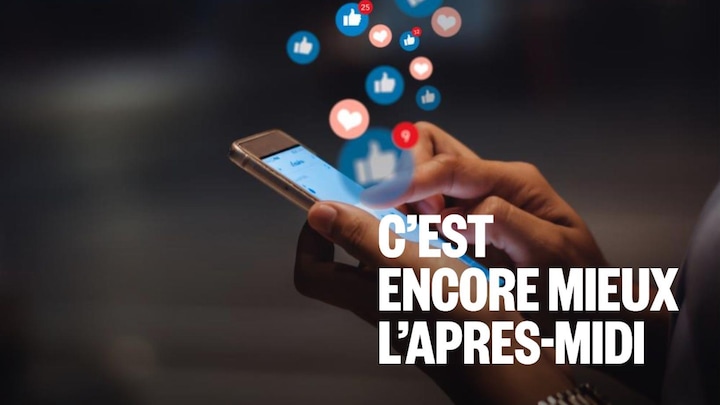 On voit les mains d'une personne sur son téléphone avec des icônes j'aime et des cœurs au-dessus.