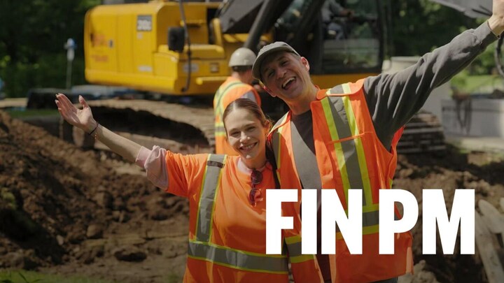Deux personnes sur un chantier de construction.