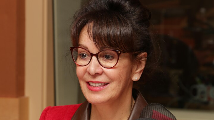 Louise Otis sourit pendant qu'elle accorde une entrevue à ICI Première.