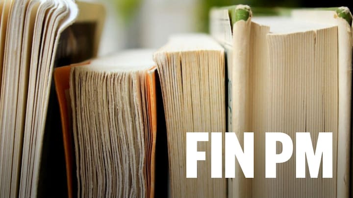 De vieux livres avec les pages jaunies et froissées.