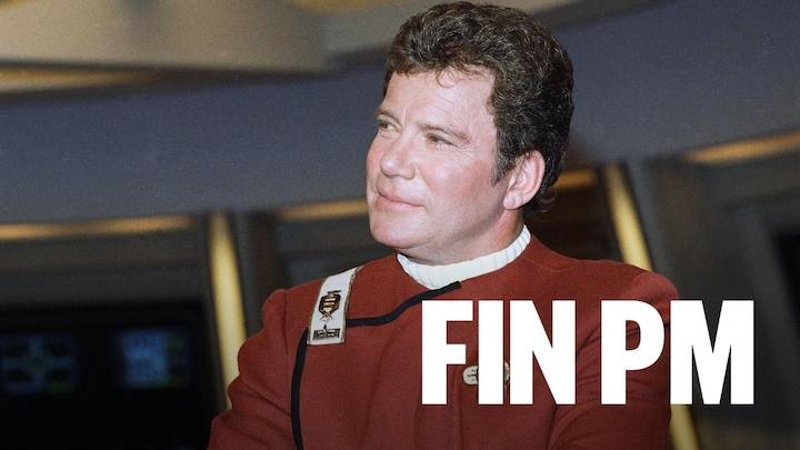 James Kirk dans son vaisseau spatial regarde à droite. 