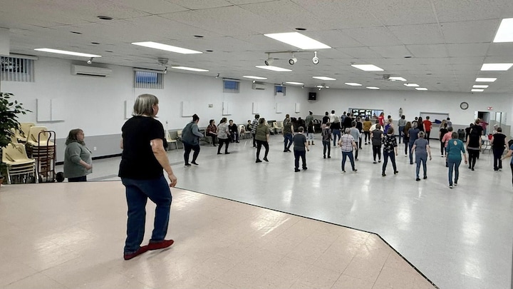Des personnes qui font de la danse en ligne.