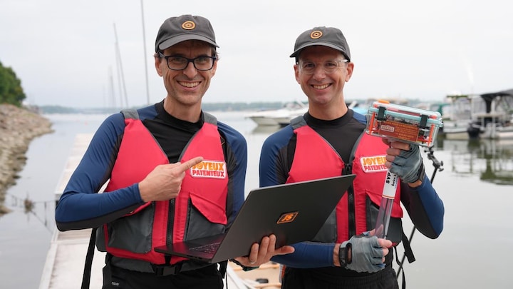 Jean-Sébastien Busque et Frederic Choinière avec leur bouée.