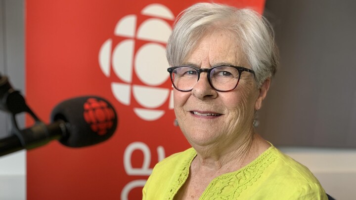 Clara Dugas dans un studio de radio.