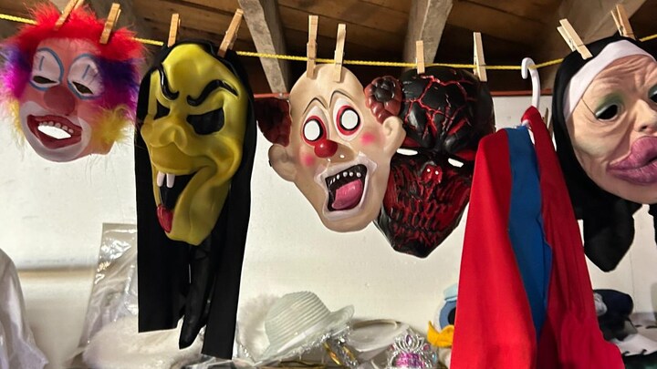 Des masques accrocher sur une corde à linge.