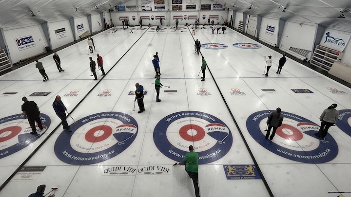 Des joueurs sur des glaces de curling.