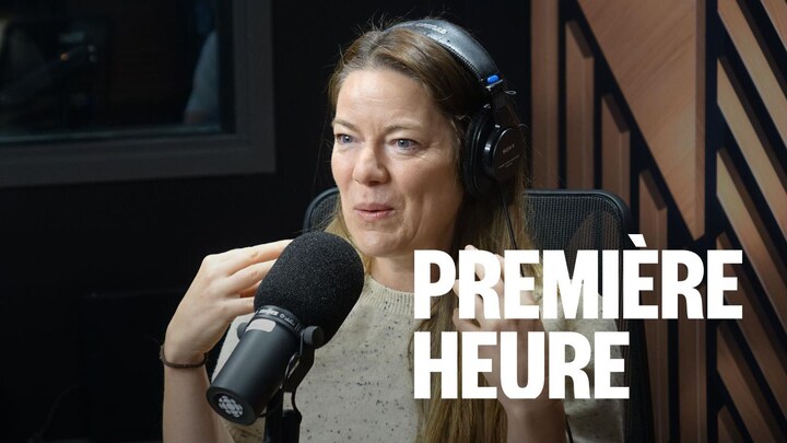 Une femme assise dans un studio radio